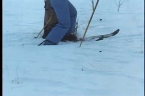 Lage hoekmening van persoon lopen in diepe sneeuw dragen luchten — Stockvideo