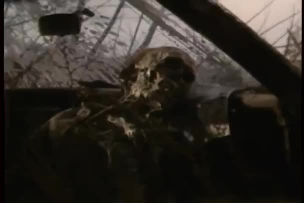 Skelett in verlassenem Auto — Stockvideo