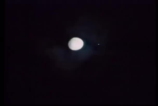 Cloud passing over full moon in the night sky — Stock Video