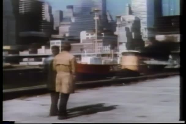 Двое мужчин, идущих мимо морского порта Саут Стрит, Нью-Йорк — стоковое видео