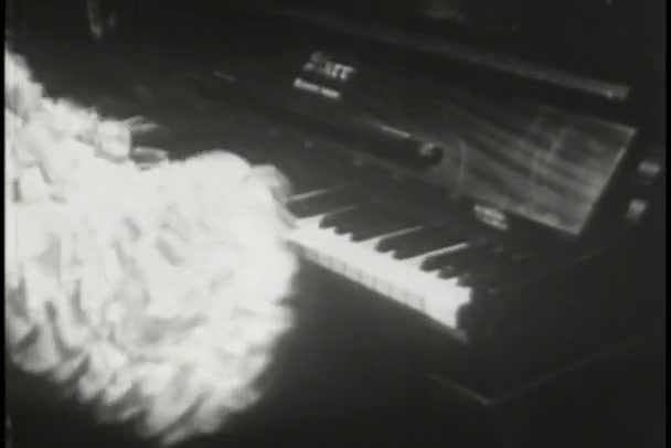 Mittlere Aufnahme eines Mannes im Kostüm beim Klavierspielen — Stockvideo