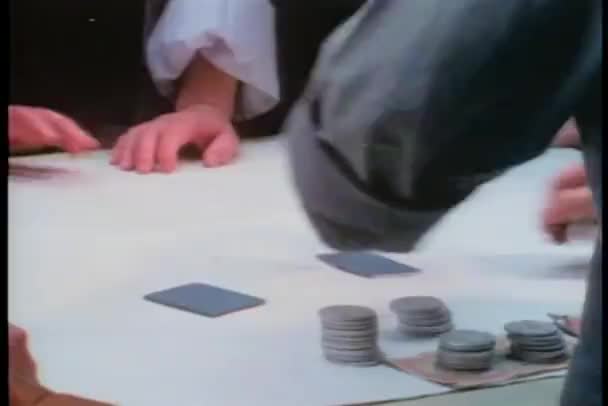 Střední záběr člověka olizuje ruku pryč — Stock video