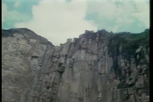 Nízký úhel pohledu rýžování z dolní části skalní útvar — Stock video