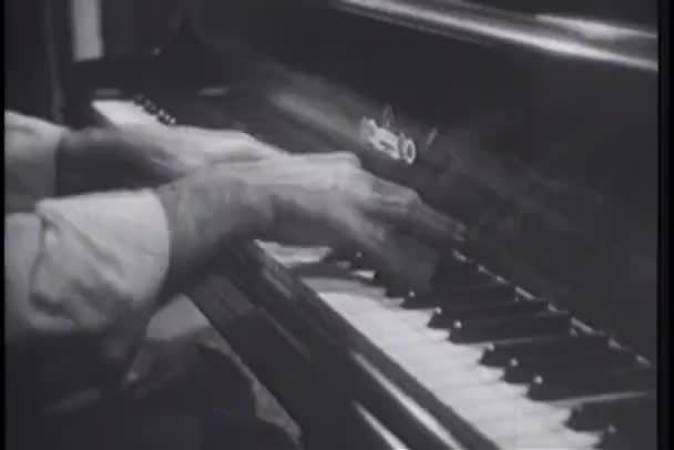 Közepes lövés a férfi kezét, zongorázni — Stock videók