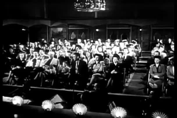 Μεγάλη shot από το κοινό στο θέατρο να περιμένει εμφάνιση ξεκινώ — Αρχείο Βίντεο