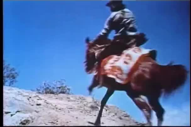 Wounded man tumbling off horse during ambush — Stock Video