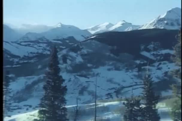 Blick auf die schneebedeckten Berge in Colorado — Stockvideo