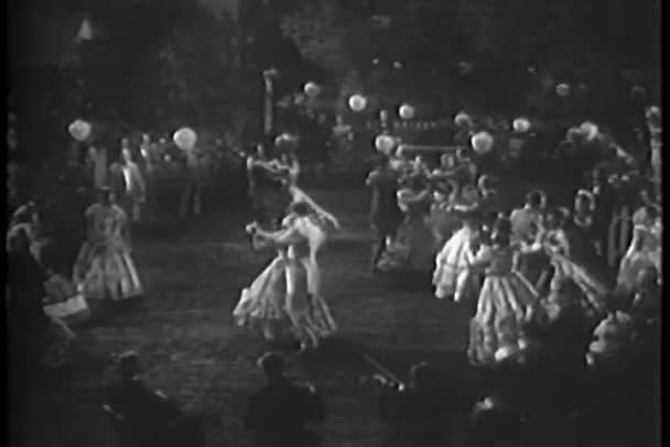 Vista de ángulo alto de parejas bailando al aire libre — Vídeos de Stock