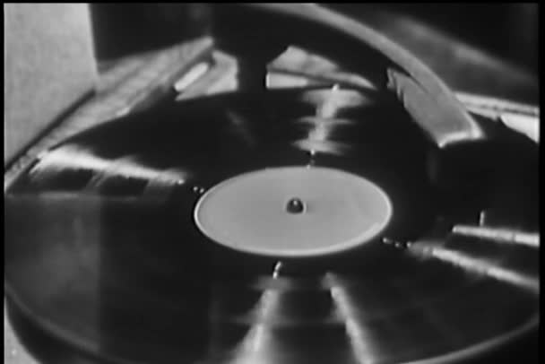 Detail rekordní alba točící se na gramofonu — Stock video