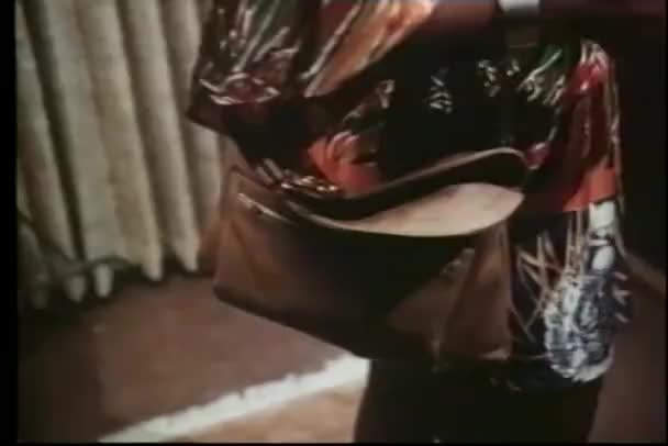 Γυναίκα βγάζει ένα ραβδί από την τσάντα ώμου — Αρχείο Βίντεο