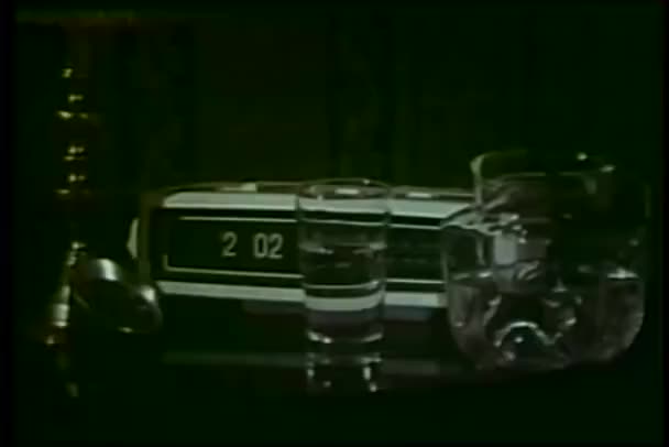 Zoom out 1970 orologio sul comodino mostrando 2: 02 — Video Stock