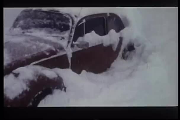 1970-talet bil täckt av snö — Stockvideo