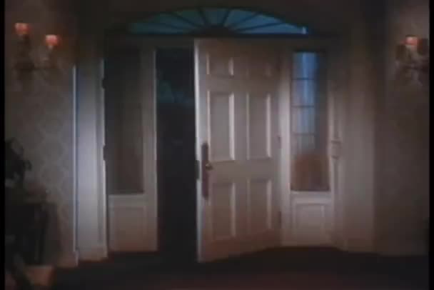 Μεγάλη shot από την μπροστινή πόρτα άνοιγμα από μόνη της — Αρχείο Βίντεο