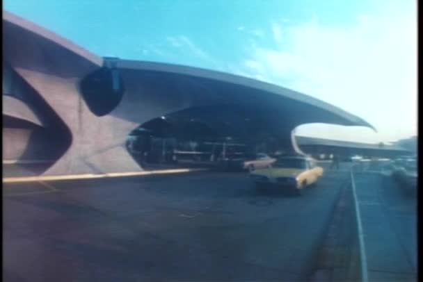 Cabine che attraversano l'aeroporto internazionale JFK di New York — Video Stock