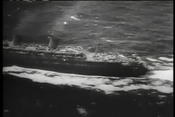 Vista aérea do navio que atravessa o oceano — Vídeo de Stock
