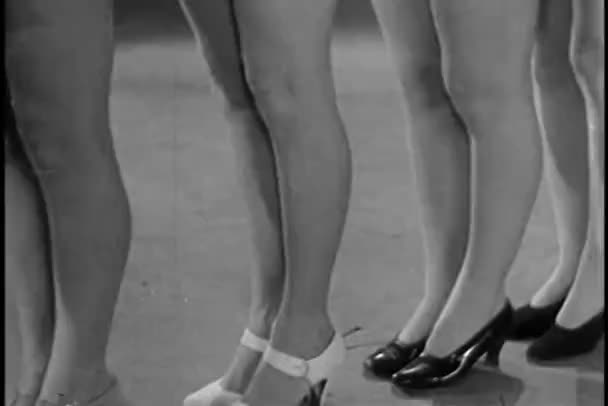 Panorámica piernas de showgirls — Vídeo de stock