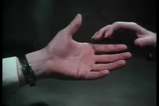 Close-up van paar hand in hand — Stockvideo