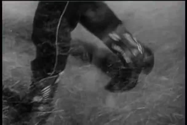 Mały przekrój człowieka w stymulacji kowbojki — Wideo stockowe