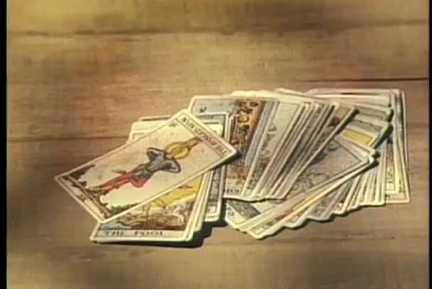 Крупный план мужских рук, собирающих колоду карт Таро — стоковое видео