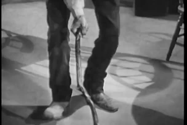 该名男子手持棍子和踢踏舞的低节 — 图库视频影像