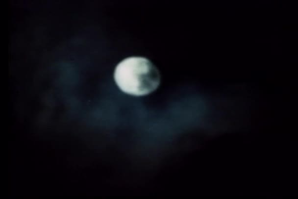 Nuage passant sur la pleine lune dans le ciel nocturne 