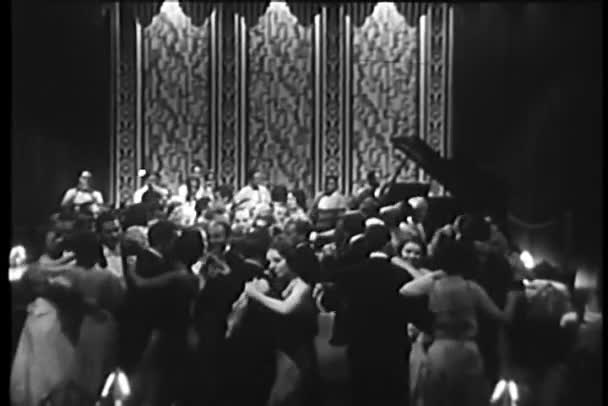 Grupo de dança em boate — Vídeo de Stock