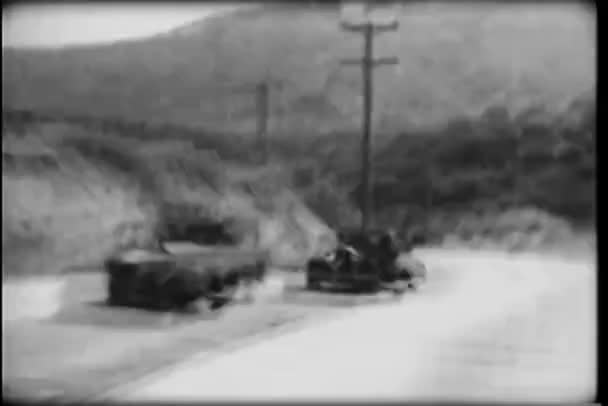 Вид изнутри автомобиля, идущего по проселочной дороге — стоковое видео