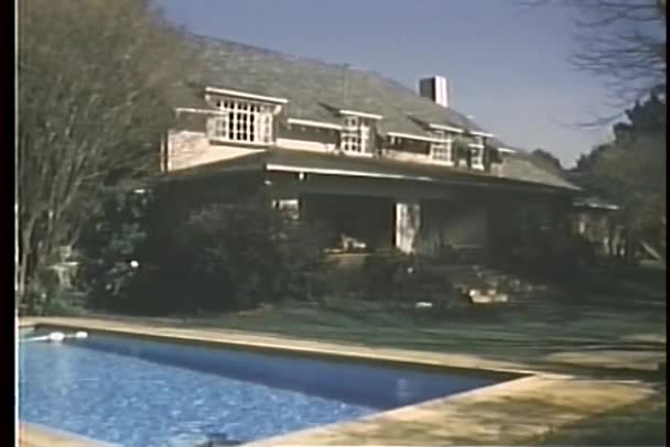 Establishing shot of house with outdoor pool — Stock Video