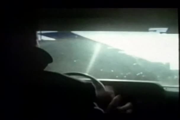 Вид человека за рулем автомобиля сзади — стоковое видео
