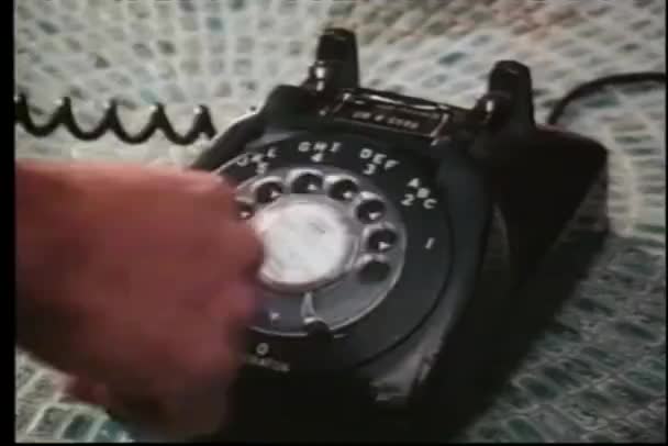 回転式電話ダイヤル人のクローズ アップ — ストック動画