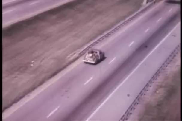 Magas szög kilátás autó autópálya felé Cincinnati — Stock videók