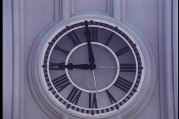 墙上的时钟将移动到 9 上午分钟手的特写镜头 — 图库视频影像