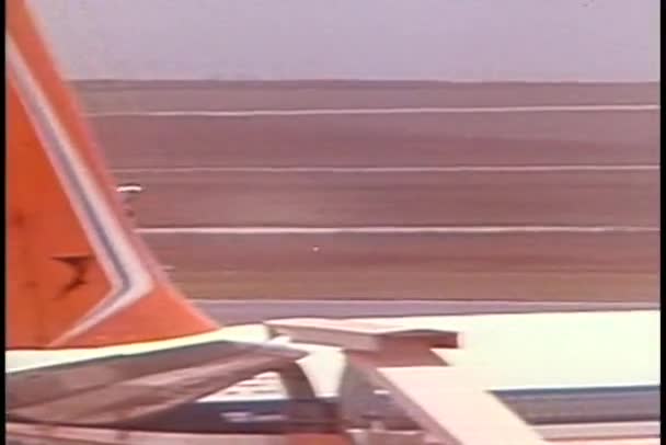 Klein vliegtuig opstijgen uit lucht veld — Stockvideo
