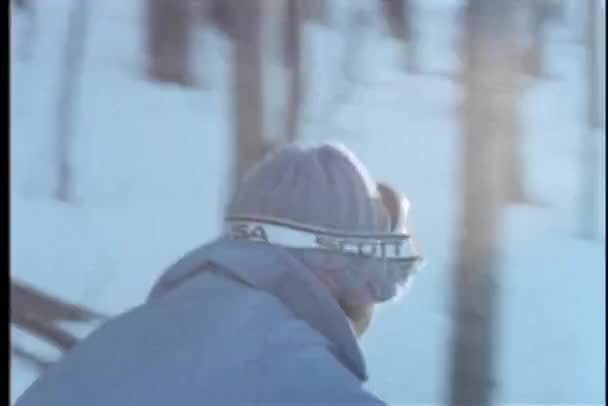 Femme ski de fond à travers la zone boisée — Video