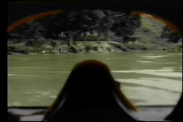 Sicht durch Tauchermaske der Küste vom Wasser aus — Stockvideo