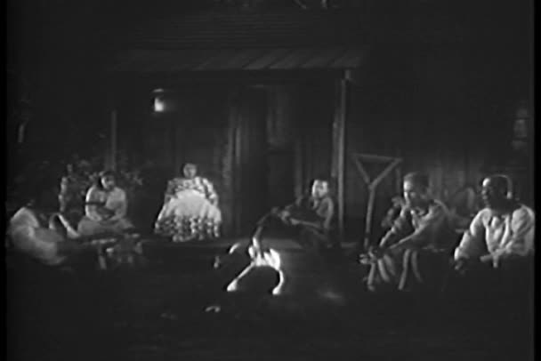 Ομάδα του τραγουδιού κοντά campfire μπροστά από το σπίτι — Αρχείο Βίντεο