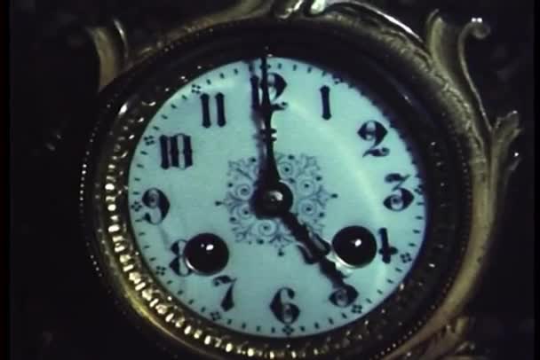 Montage des faces de l'horloge montrant toutes 5 heures 