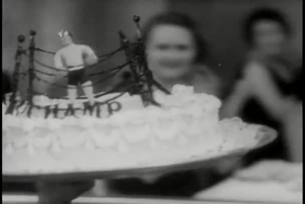 Close-up of waiter carrying cake to table — Stock Video