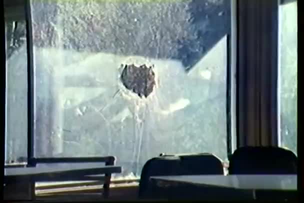 窓を破りの弾丸 — ストック動画