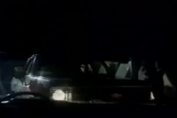 Bir araba adam yıkıcı ön cam — Stok video