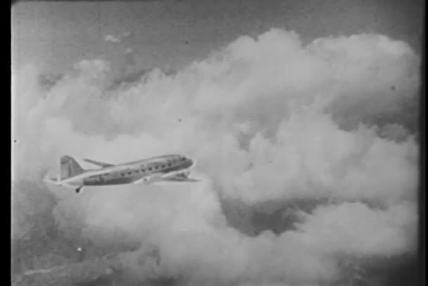 Wide shot of airplane flying above clouds — Stock Video