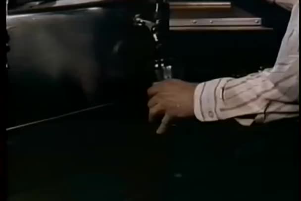 Close-up de bartender derramando cerveja em vidro de torneira de cerveja — Vídeo de Stock