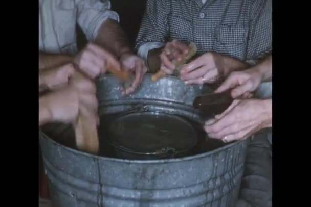 Tiro médio de homens limpando amêijoas com escovas — Vídeo de Stock