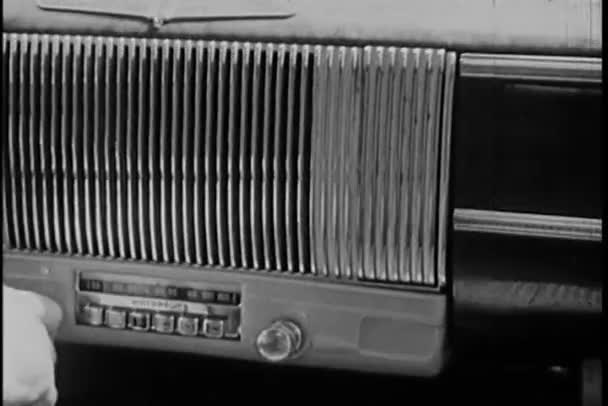 Primer plano de la radio de sintonía manual en coche de época — Vídeo de stock