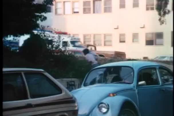 Ambulancia haciendo un giro en la calle de la ciudad — Vídeo de stock