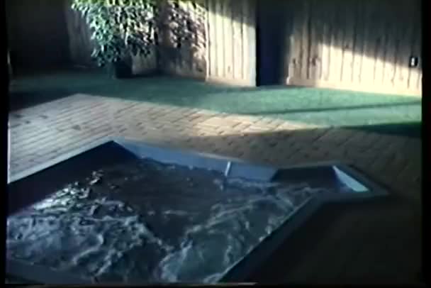 男子按按摩行走的中型镜头 — 图库视频影像