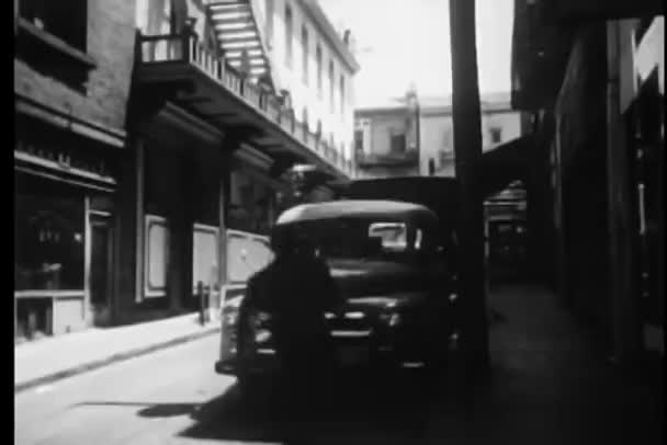 Człowiek wspinaczka staromodny samochodu i ulica światło — Wideo stockowe