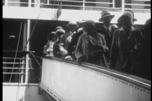 Passagiere verlassen Schiff — Stockvideo