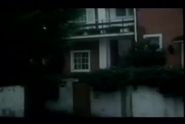 Zoom en la ventana de la casa — Vídeo de stock