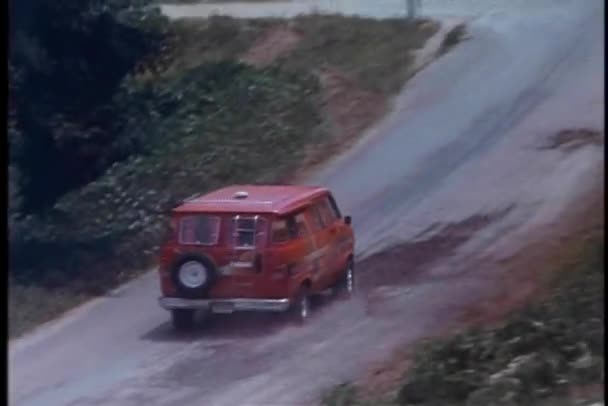 Vista de ángulo alto del coche de policía persiguiendo furgoneta roja en la carretera del país — Vídeos de Stock